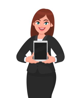Elinde yepyeni bir dijital tablet bilgisayar gösteren ya da tutan mutlu genç bir iş kadını. Kadın karakter tasarımı çizimi. Modern yaşam tarzı, vektör karikatüründe teknolojik aygıt kavramı.