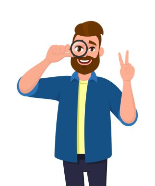 Hippi genç adam büyüteçle bakıyor ve zafer işareti yapıyor. Başarılı modacı elinde büyüteç ya da lens tutarak barış işareti yapıyor. Louise 'li bir erkek karakter. Vektör karikatürü.