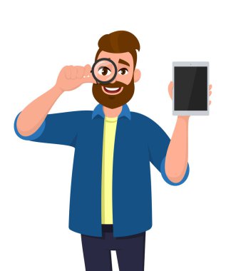 Genç hippi büyüteçten ya da büyüteçten bakıp boş ekran tableti gösteriyor. Hoparlörü tutan kişi. Erkek karakter çizimi. Vektör karikatür biçiminde modern yaşam tarzı kavramı.