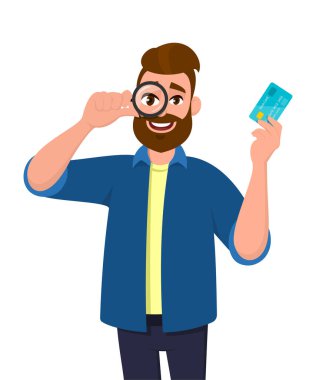 Hippi genç adam büyüteçten ya da büyüteçten bakıyor ve kredi kartı, banka kartı ya da ATM kartı gösteriyor. Sakallı adam Louise 'i gösteriyor. Erkek karakter çizimi. Vektör karikatüründe modern yaşam biçimi.