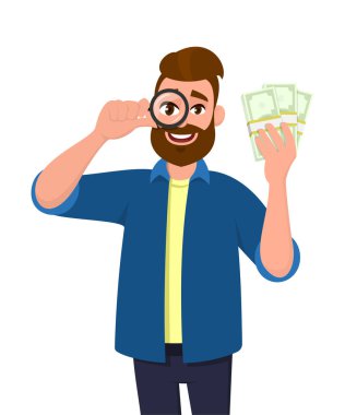 Sakallı genç adam büyüteçten ya da büyüteçten bakıyor ve nakit, para, para gösteriyor. Hoparlörü tutan hippi. Vektör çizgi film tarzında erkek karakter tasarımı çizimi.