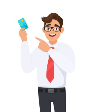 Kredi kartı, banka kartı ve işaret eden genç bir işadamı. Dijital ödeme kartı tutan kişi. Erkek karakter tasarımı çizimi. Modern yaşam tarzı, karikatürde nakitsiz teknoloji..