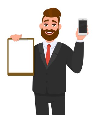 Genç iş adamı elinde boş pano ve yeni marka cep telefonu ya da akıllı telefon gösteriyor. Elinde not defteri olan biri. Erkek karakter tasarımı çizimi. Vektör karikatürde insan duyguları ve ifade kavramı.