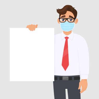 Genç iş adamı tıbbi maske takıyor ve boş beyaz poster gösteriyor. Gözlüklü modaya uygun biri elinde boş pankart tutuyor. Sağlıklı modern yaşam tarzı. Vektör karikatürde erkek karakter çizimi tasarımı