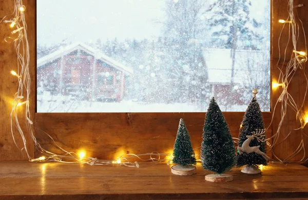 Lumières de Noël devant le paysage hivernal — Photo