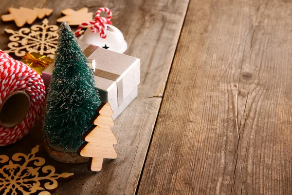 Árvores de Natal ao lado de decorações — Fotografia de Stock