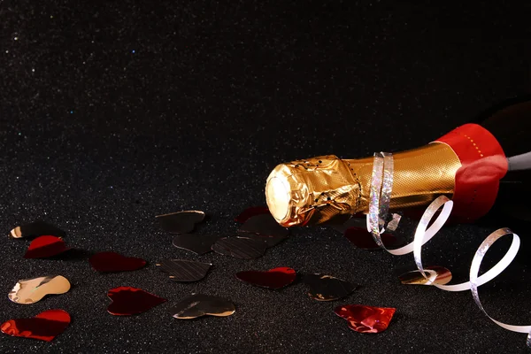 Garrafa de champanhe e corações — Fotografia de Stock