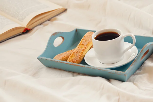 침대에서 낭만적인 아침 식사 — 스톡 사진
