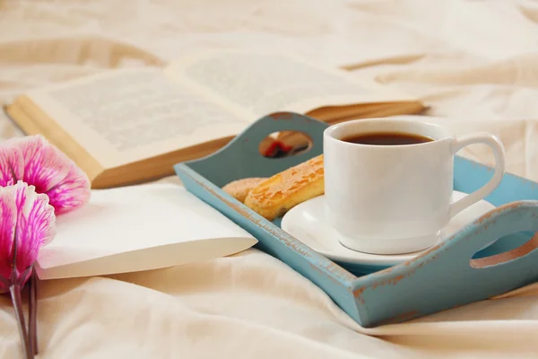 躺在床上的浪漫早餐 — 图库照片