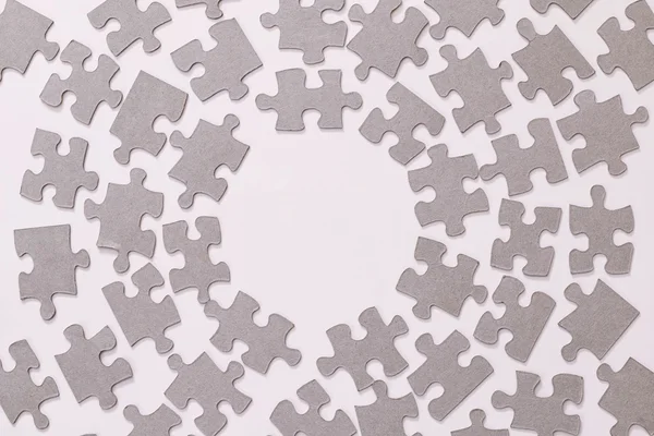 Puzzleteile auf weißem Hintergrund verstreut — Stockfoto