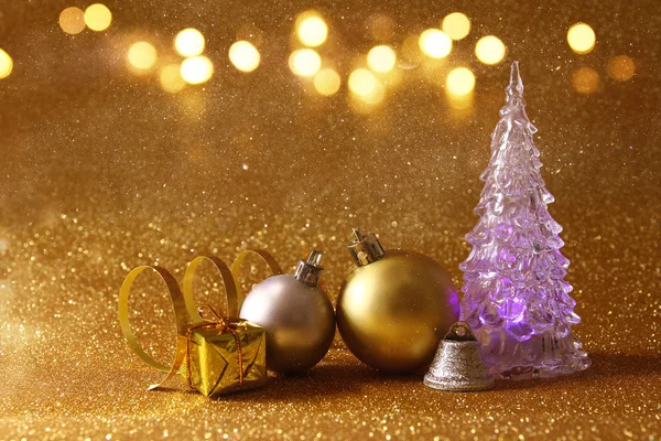 Vánoční strom a výzdoba míč — Stock fotografie