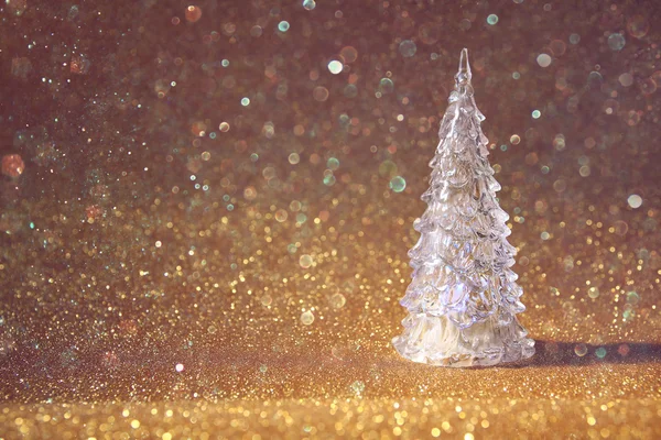 Arbre de Noël festif sur fond de paillettes . — Photo