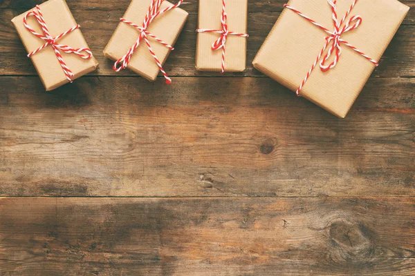Imagen plana de cajas de regalo hechas a mano sobre fondo de madera — Foto de Stock