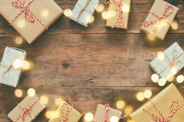 Flaches Laien-Bild von handgemachten Geschenkschachteln und glänzenden Lichtern — Stockfoto