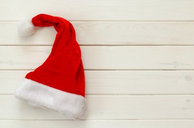 Beyaz arka planda kırmızı şapkalı Noel Baba