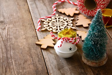 Dekoratif ağaç süsleme ve el sanatları kaynağı yanında