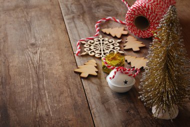 Dekoratif ağaç süsleme ve el sanatları kaynağı yanında