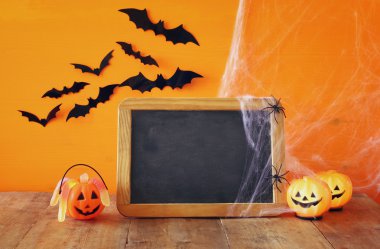 Cadılar Bayramı kavramı. Ahşap masa üzerinde tatlı kabak