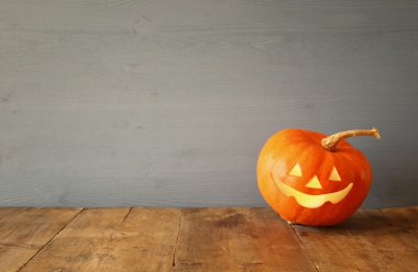 Cadılar Bayramı kavramı. Ahşap masa üzerinde tatlı kabak