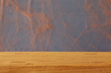 Örümcek web arka plan önünde boş rustik masa