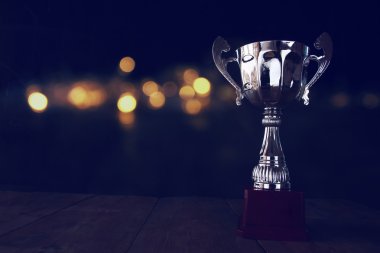 düşük anahtar görüntü Trophy üzerinde ahşap masa