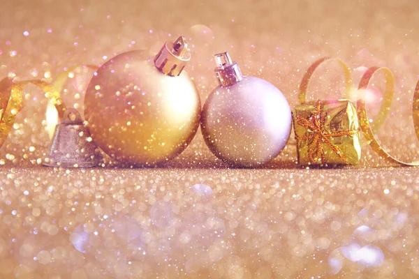 Vánoční dekorace koule ozdobený strom na glitter pozadí — Stock fotografie