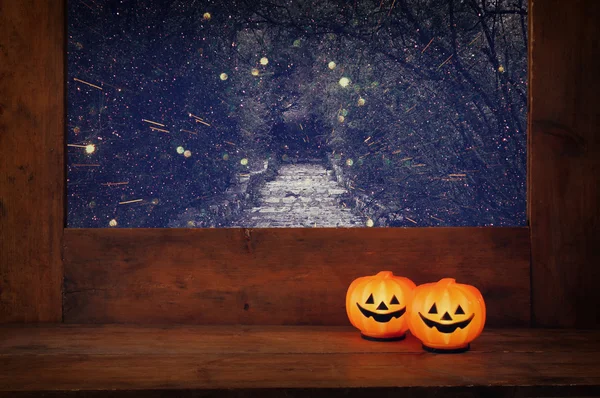 Conceito de Halloween. Abóboras bonitos no peitoril da janela de madeira — Fotografia de Stock