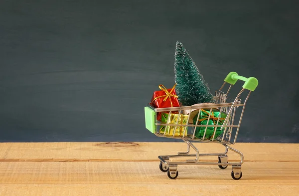 クリスマス ツリーとプレゼント ショッピングカート — ストック写真