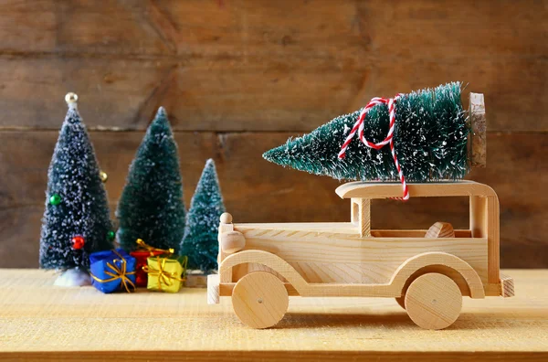 Auto in legno con un albero di Natale — Foto Stock