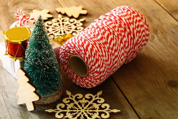 Concepto de Navidad. Árbol decorativo junto a decoraciones — Foto de Stock