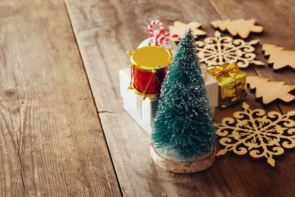 Concepto de Navidad. Árbol decorativo junto a decoraciones —  Fotos de Stock