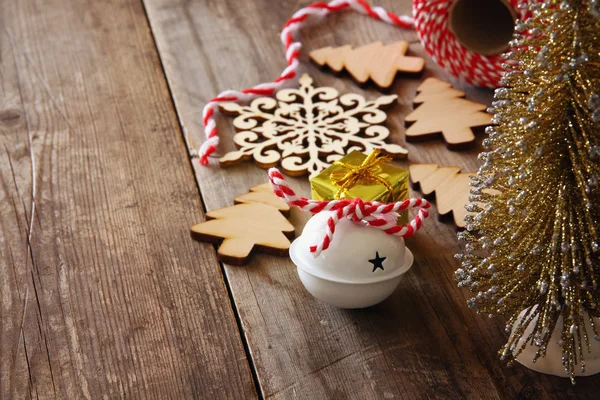 Concepto de Navidad. Árbol decorativo junto a decoraciones — Foto de Stock