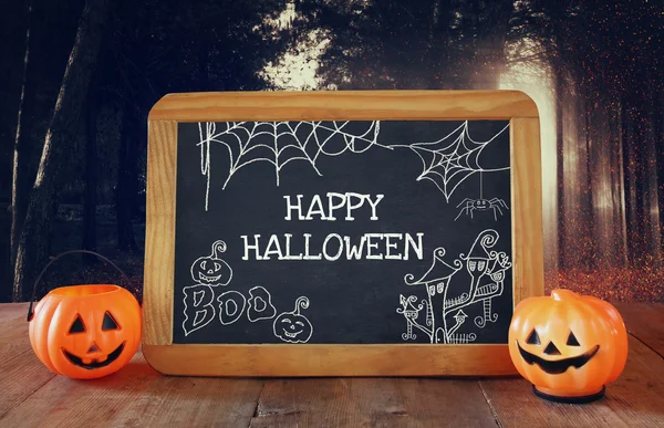 Concept van Halloween vakantie. Schattig pompoenen naast blackboard — Stockfoto