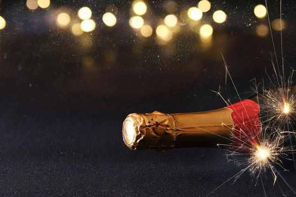 香槟酒瓶和节日灯的抽象形象 — 图库照片