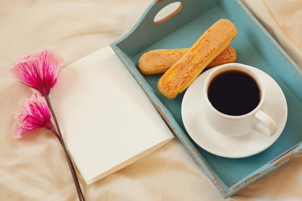 Desayuno romántico en la cama y nota en blanco para añadir texto —  Fotos de Stock