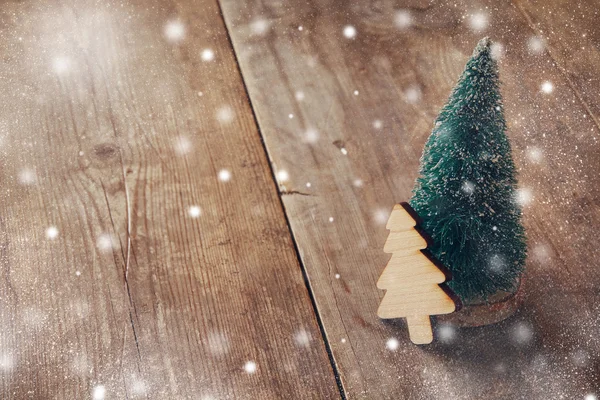 Koncepcja Świąteczna. Ozdobne drzewo na drewnianym stole — Zdjęcie stockowe