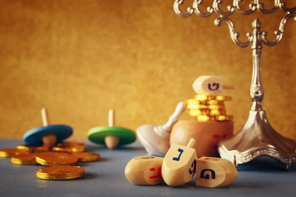 Jüdischer Feiertag Chanukka mit hölzernen Dreideln (Kreisel)) — Stockfoto