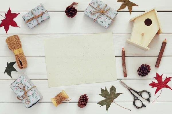 Presentes de Natal embrulho e cartão vazio — Fotografia de Stock