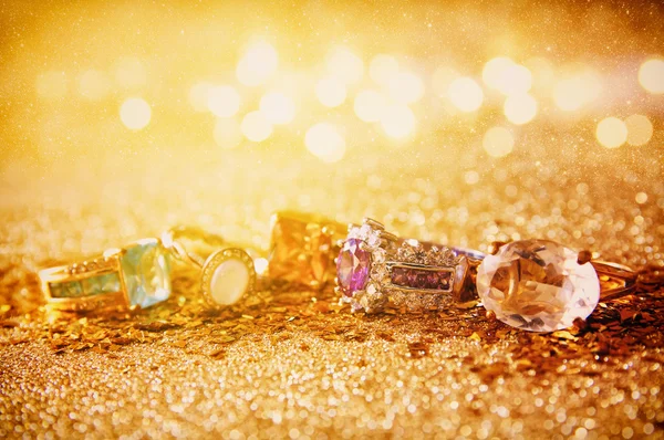 Immagine di eleganti anelli d'oro su sfondo oro glitter — Foto Stock