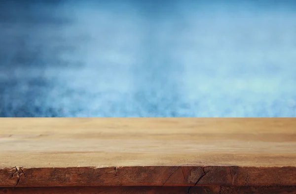 Table vide devant le fond bleu des lumières à paillettes — Photo