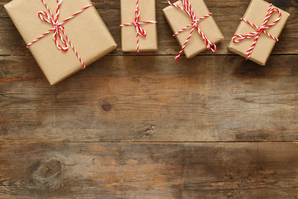Imagen de cajas de regalo hechas a mano sobre fondo de madera — Foto de Stock