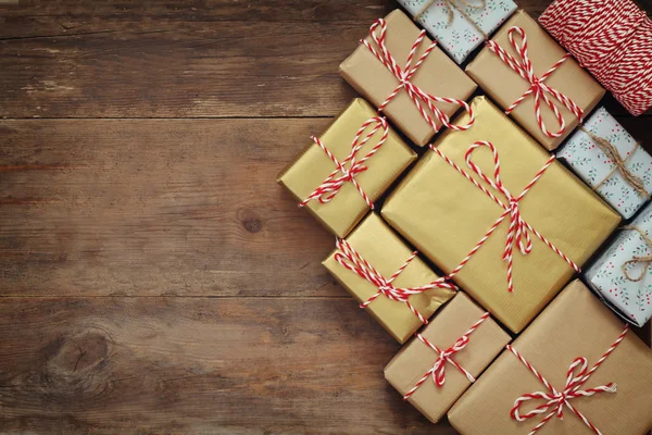 Plat lag beeld van handgemaakt geschenkdozen op houten achtergrond — Stockfoto