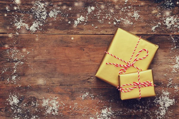 Bovenaanzicht van handgemaakt geschenkdozen over besneeuwde tafel — Stockfoto