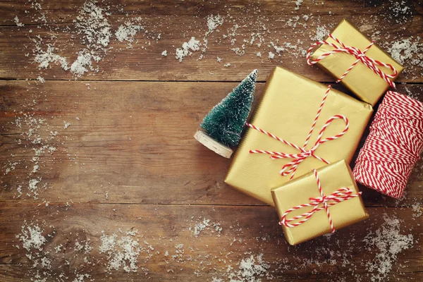 Cajas de regalo hechas a mano sobre fondo de madera —  Fotos de Stock