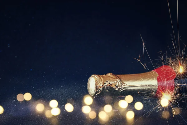 シャンパンのボトルとお祝いライトの抽象的なイメージ — ストック写真