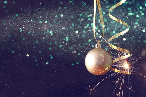 クリスマスお祝いツリー ゴールド ボールの装飾の画像 — ストック写真