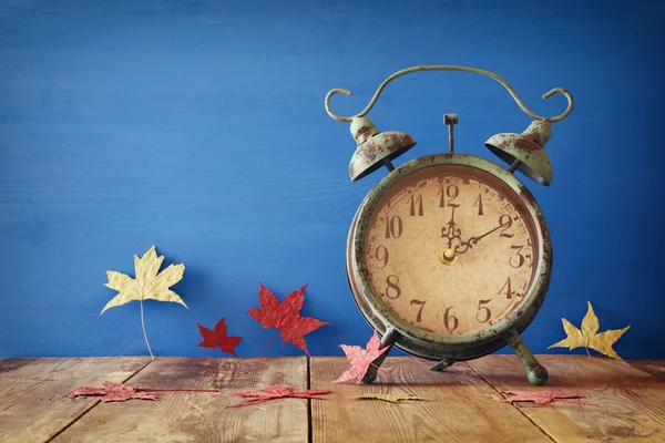 Imagem do Outono Mudança de Hora. Conceito de retrocesso — Fotografia de Stock