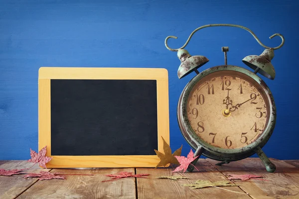 Imagem do Outono Mudança de Hora. Conceito de retrocesso — Fotografia de Stock