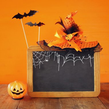 Cadılar Bayramı kavramı. Ahşap masa üzerinde tatlı kabak