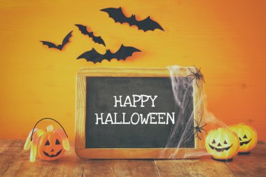 Ahşap masa tahtaya yanında tatlı kabak